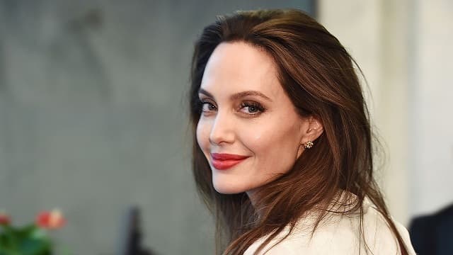 angelina_jolie_tarik_kasus_terkait_pelecehan_brad_pitt