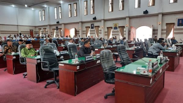 anggota_dprd_simalungun_dari_fraksi_pdip_diusir_dari_rapat_paripurna