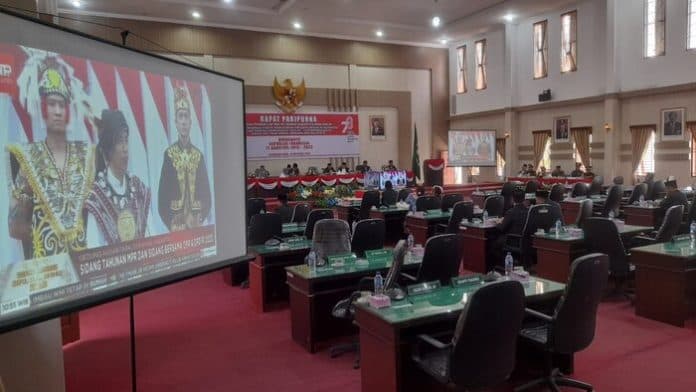 anggota_dprd_simalungun_yang_ikut_rapat_istimewa_hut_ri_ke_78_sedikit_timbul_sibarani_berpikir_positif