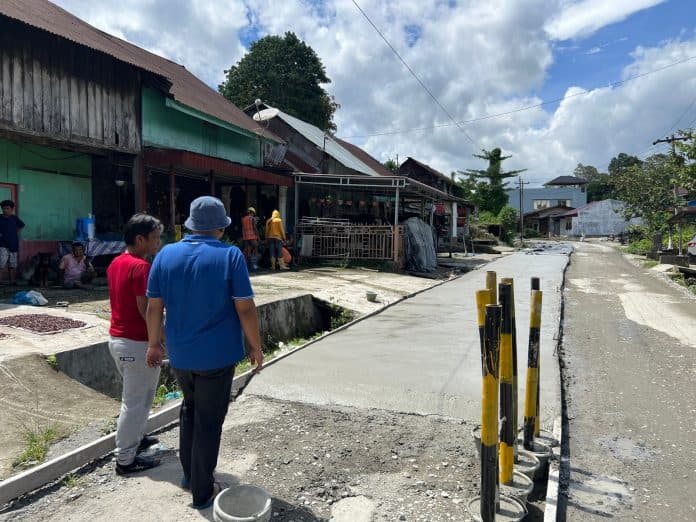 anggota_dprd_sumut_tinjau_perbaikan_jalan_provinsi_di_simalungun