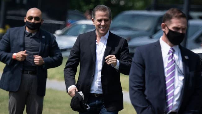 anggota_parlemen_amerika_serikat_tunjukkan_gambar_vulgar_anak_joe_biden