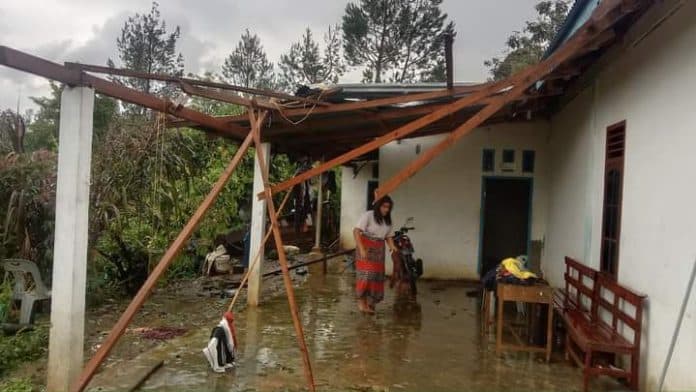 angin_kencang_dan_hujan_es_landa_desa_sijambur_ronggur_nihuta_samosir