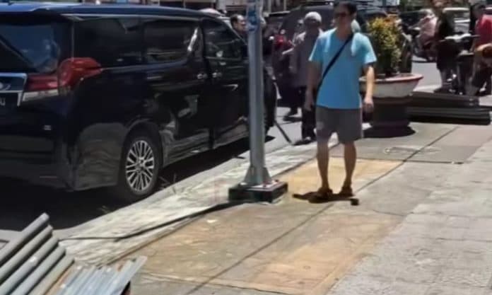 angin_kencang_dua_mobil_dihantam_seng_di_pematangsiantar