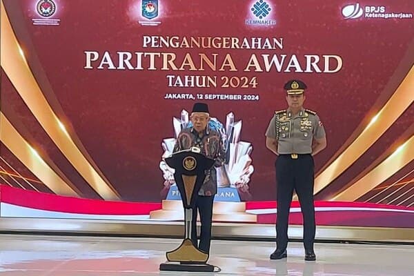 angka_universal_coverage_jamsostek_diharapkan_terus_meningkat_wapres_berikan_paritrana_award