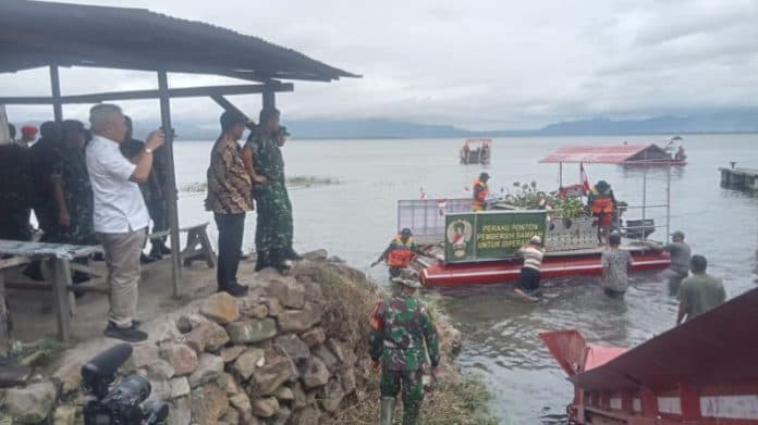 angkatan_darat_serahkan_tiga_ponton_atasi_kebersihan_di_danau_toba