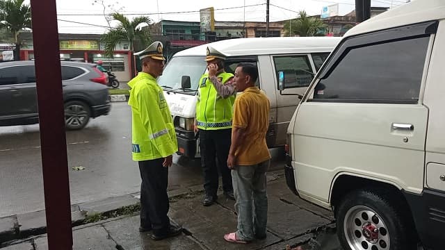angkot_boleh_naik_turunkan_penumpang_di_jalan_sm_raja_medan