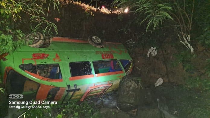 angkot_kmj_masuk_jurang_karena_tak_kuat_menanjak_di_karo_2_penumpang_luka_berat