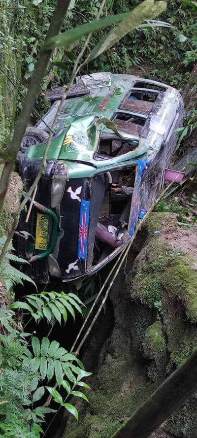 angkot_sinar_murni_terjun_ke_jurang_di_simalungun_satu_penumpang_tewas
