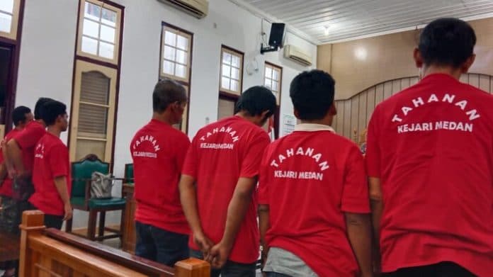aniaya_anggota_polisi_7_terdakwa_divonis_hakim_2_tahun_penjara