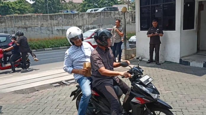 anies_baswedan_naik_motor_ke_baintelkam_polri_urus_skck