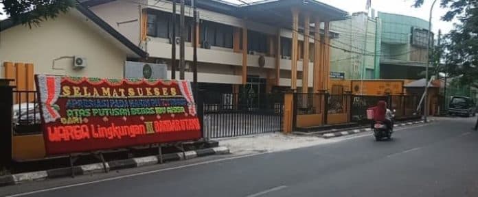 anisa_divonis_bebas_kasus_narkoba_warga_kirim_papan_bunga