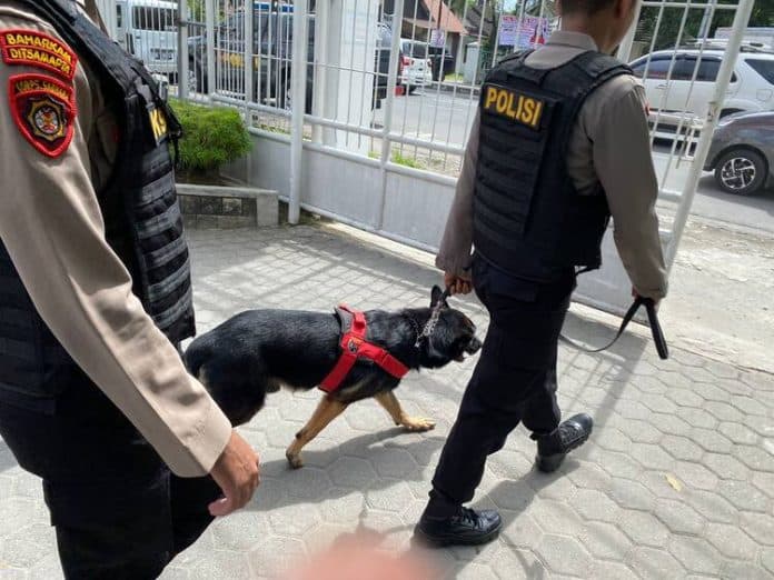 anjing_pelacak_dikerahkan_guna_sterilisasi_kantor_kpu_sumut