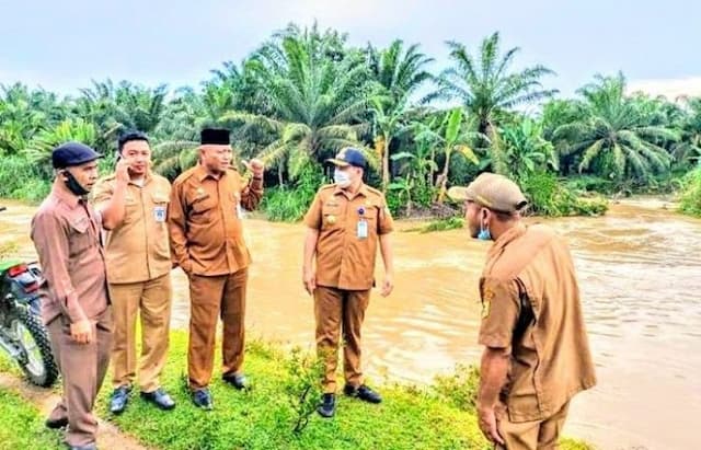 antisipasi_banjir_sungai_dalu_dalu_bupati_segera_kerahkan_escavator_amphibi