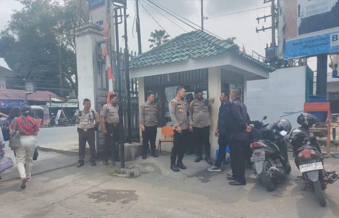 antisipasi_bentrok_susulan_polsek_medan_timur_berjaga_di_kampus_nommensen