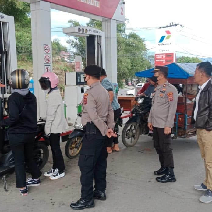 antisipasi_dampak_kenaikan_harga_bbm_polres_tanah_karo_patroli_ke_spbu