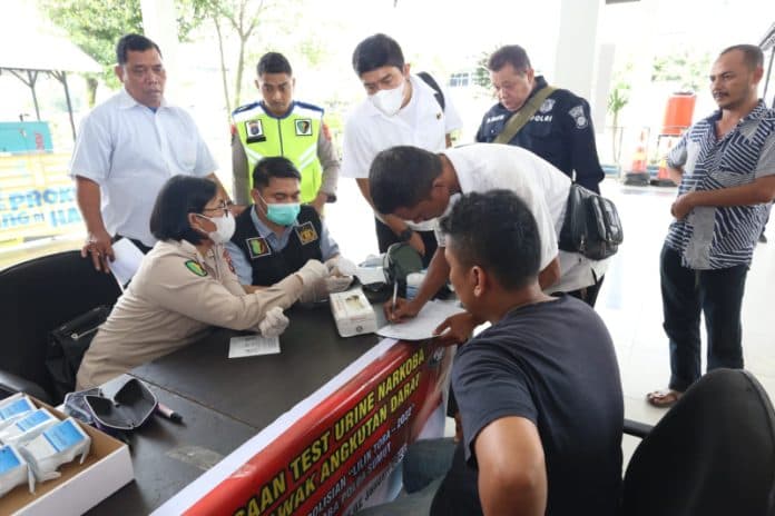 antisipasi_kecelakaan_supir_bus_jalani_tes_urine