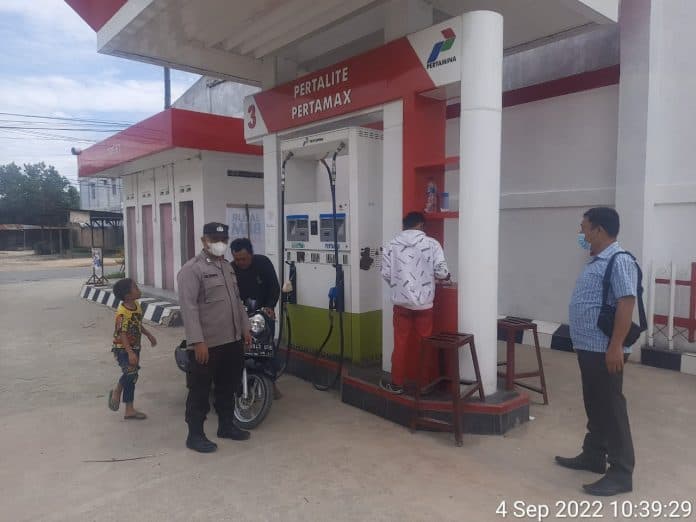antisipasi_kemacetan_dan_penyalahgunaan_bbm_polres_toba_patroli_di_spbu