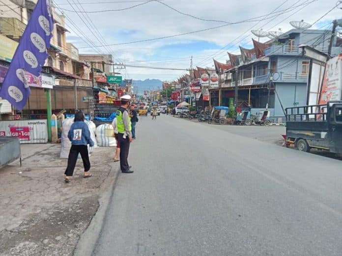 antisipasi_macet_di_pasar_porsea_unit_lantas_polres_toba_monitoring_arus_lalu_lintas