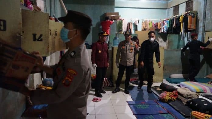 antisipasi_narkoba_petugas_lapas_medan_razia_kamar_hunian_dan_tes_urine_wbp