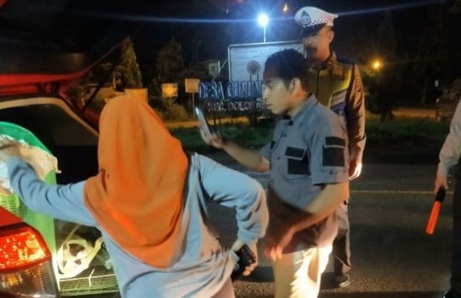 antisipasi_peredaran_narkotika_polres_tebing_tinggi_razia_kendaraan