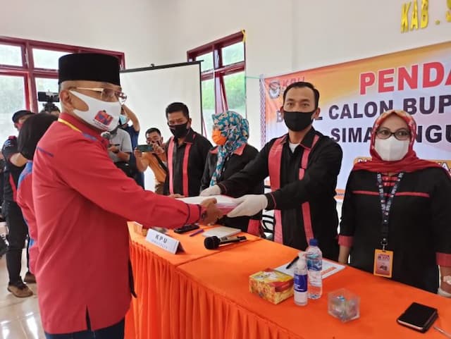 anton_saragih_rospita_sitorus_paslon_pertama_mendaftar_ke_kpud_simalungun