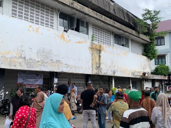 antri_saat_penyaluran_bansos_pkh_begini_respon_dua_warga_medan