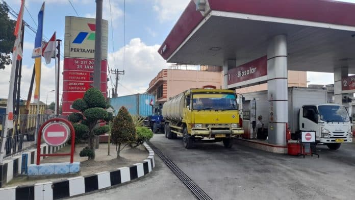 antrian_truk_isi_bbm_solar_jalan_medan_pematang_siantar_macet_ratusan_meter