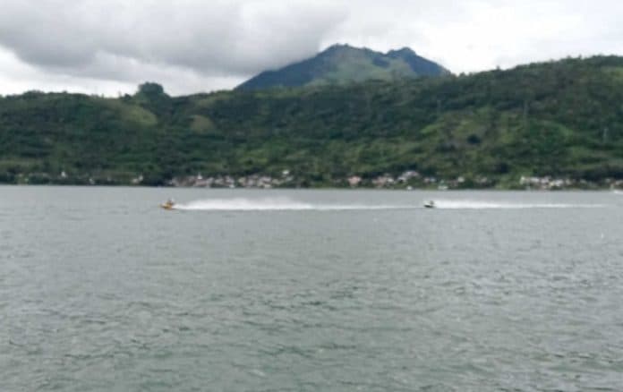 antusias_warga_nonton_balapan_aquabike_jetski_world_championship_2023_di_samosir