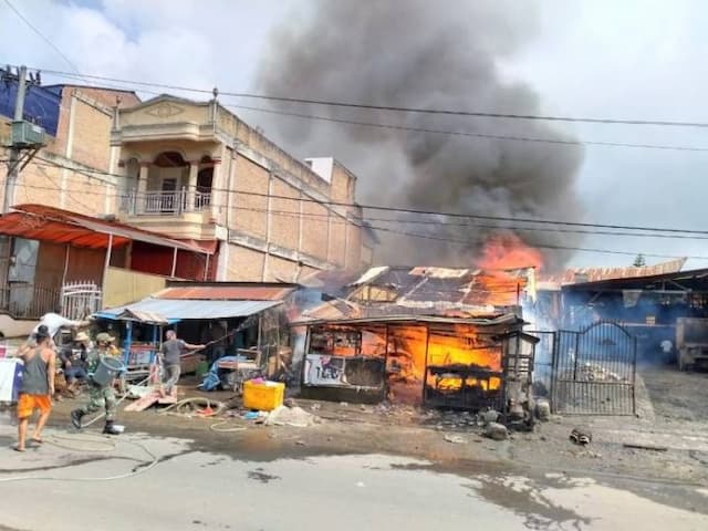 api_lilin_sambar_bensin_rumah_di_saribudolok_hangus_terbakar