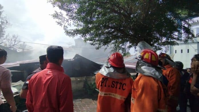 api_merembes_3_rumah_ludes_terbakar_di_kelurahan_bantan
