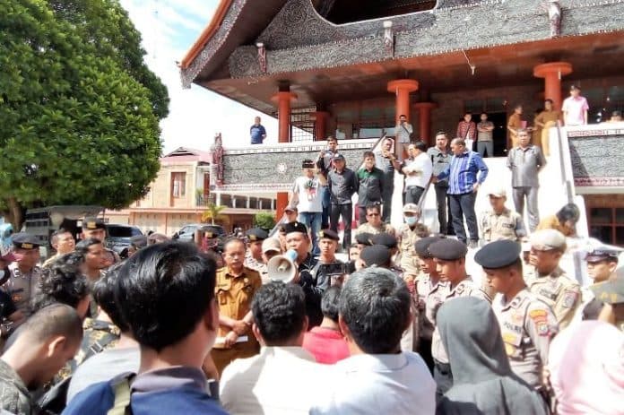 app_gesa_taput_unjuk_rasa_ke_dprd_taput_tutup_cafe_taruli_dan_dom_diduga_penyedia_wanita_penghibur