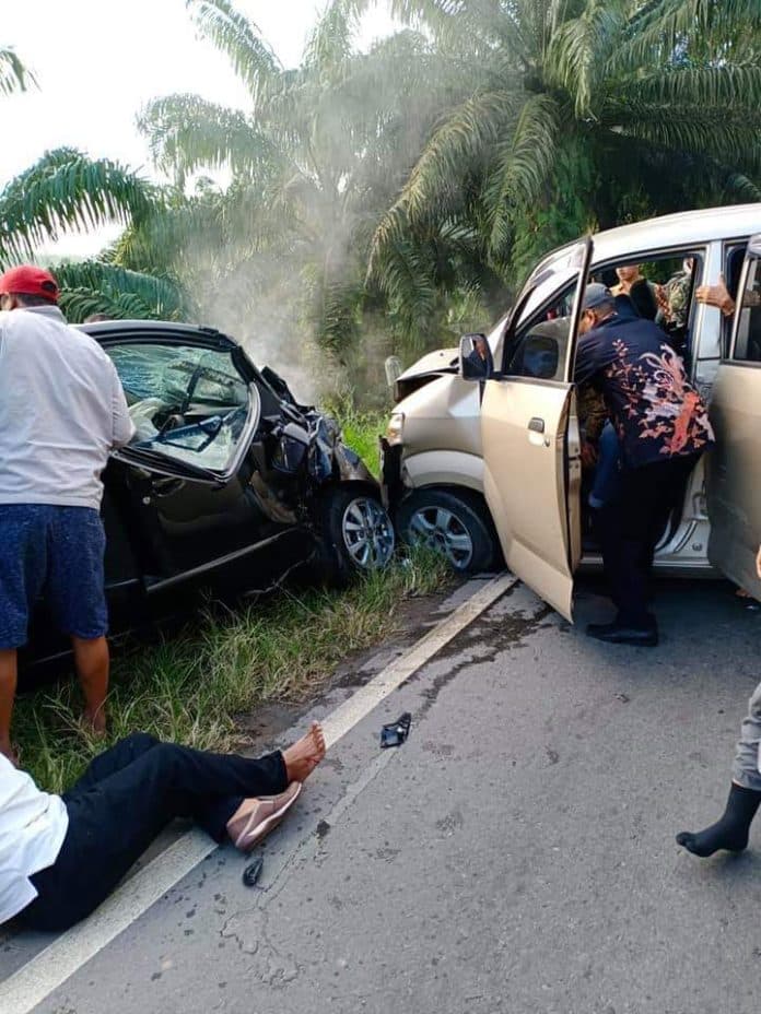 apv_vs_avanza_laga_kambing_di_jalan_lintas_tebing_siantar_sejumlah_penumpang_dilarikan_ke_rs