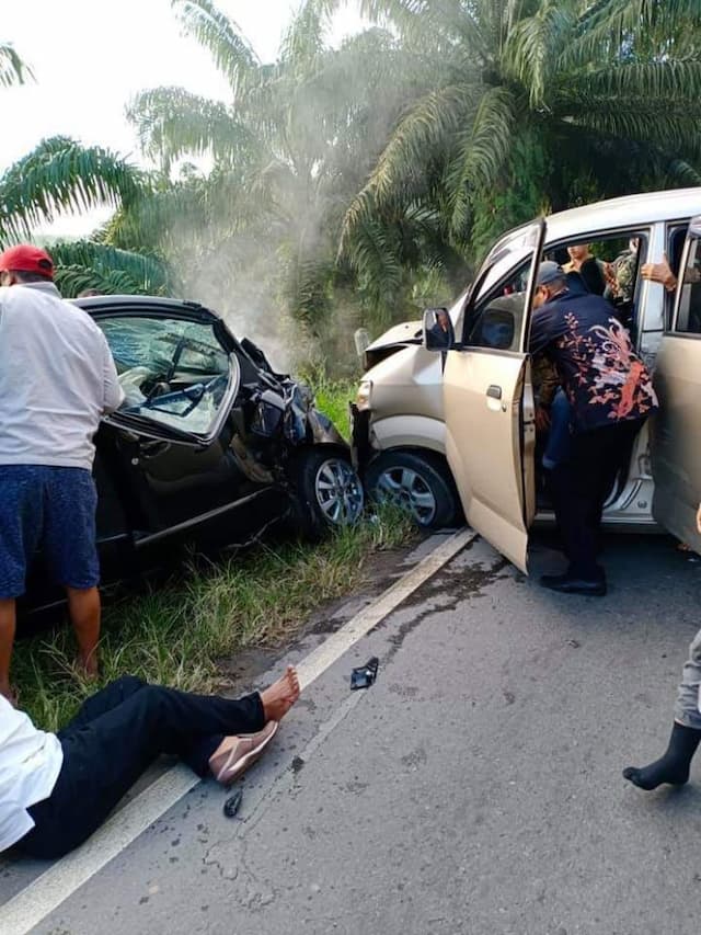 apv_vs_avanza_laga_kambing_di_jalan_lintas_tebing_siantar_sejumlah_penumpang_dilarikan_ke_rs