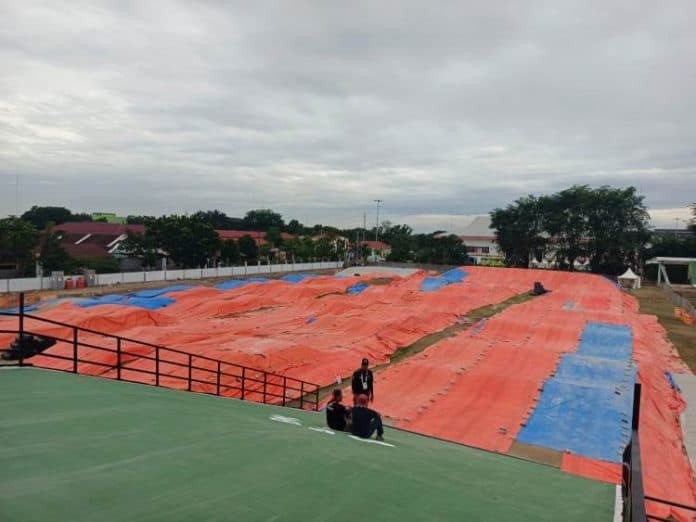 arena_bmx_sumut_ditutupi_terpal_issi_sumut_jaga_kualitas_dari_hujan