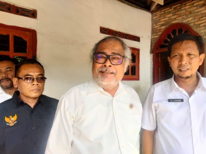 arist_merdeka_sirait_kunjungi_siswi_sd_dan_smp_di_asahan_yang_jadi_korban_pemerkosaan