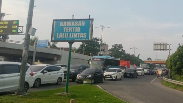 arus_balik_lebaran_ratusan_kendaraan_padati_pintu_keluar_tol_medan_amplas