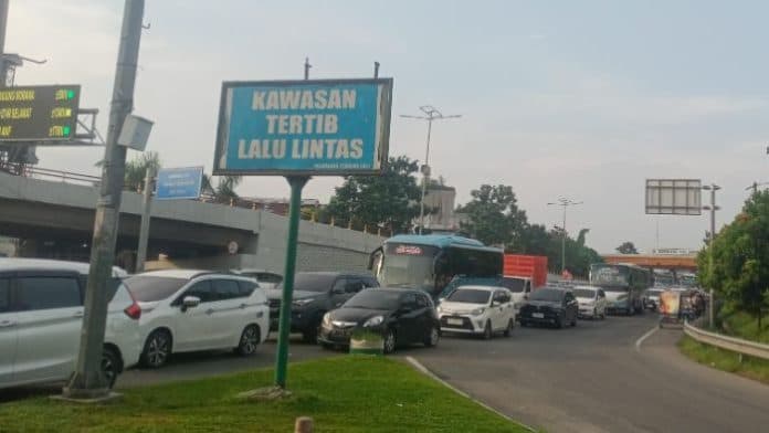 arus_balik_lebaran_ratusan_kendaraan_padati_pintu_keluar_tol_medan_amplas
