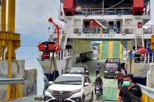 arus_balik_mudik_pelabuhan_di_danau_toba_mulai_normal