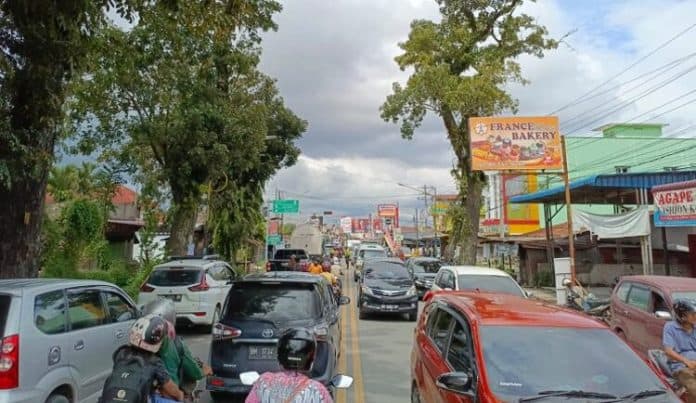arus_lalin_di_simpang_2_dan_4_siantar_terpantau_padat
