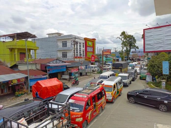 arus_lalu_lintas_di_simpang_dua_terpantau_padat_pengendara_keluhkan_kemacetan