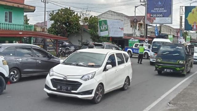 arus_lalulintas_padat_merayap_di_simpang_dua_siantar_ini_permintaan_petugas_berkeringat