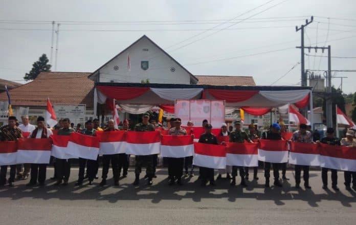 asahan_ikut_gerakan_nasional_pembagian_10_juta_bendera_merah_putih