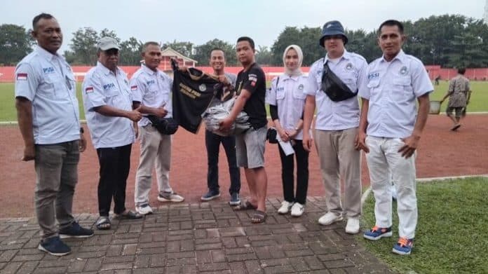 askab_pssi_berikan_bantuan_kostum_tim_untuk_wartawan_asahan_fc