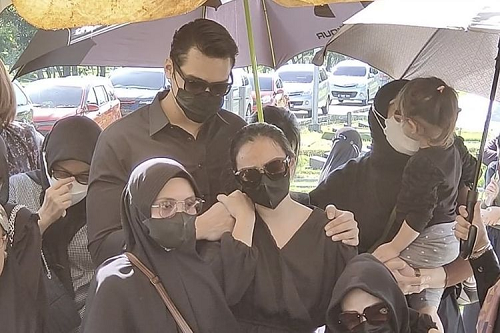 asmirandah_dampingi_sang_ayah_hingga_detik_terakhir