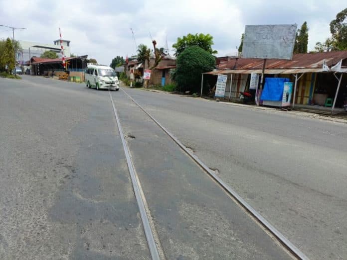 aspal_di_pinggir_rel_kereta_api_mulai_terkelupas_pengendara_sepeda_motor_rawan_jatuh
