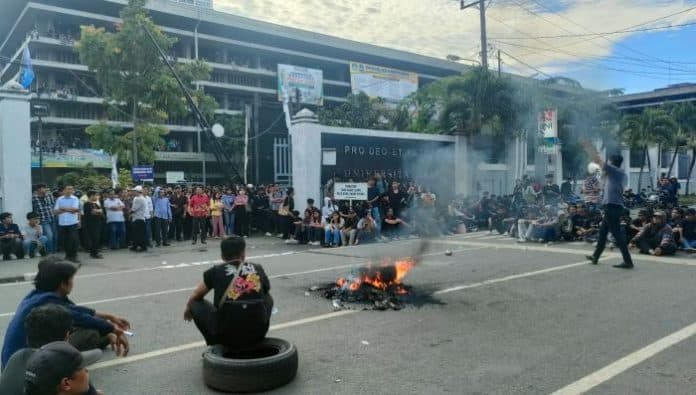 aspirasi_tak_didengar_mahasiswa_nommensen_bakar_ban_blokir_jalan