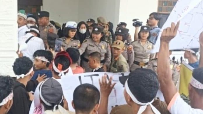 aspirasi_tak_didengarkan_tm_gemkara_kembali_unjuk_rasa_minta_3_pejabat_batu_bara_dicopot