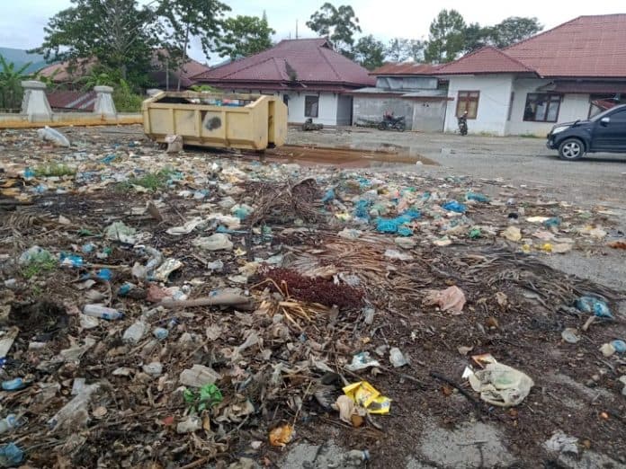 astaga_sampah_berserakan_di_lokasi_perkantoran_bupati_samosir