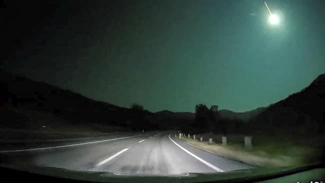 asteroid_hantam_atmosfer_bumi_terbakar_di_langit_filipina
