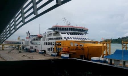 atap_dermaga_eksekutif_pelabuhan_merak_jebol_dihantam_angin_kencang